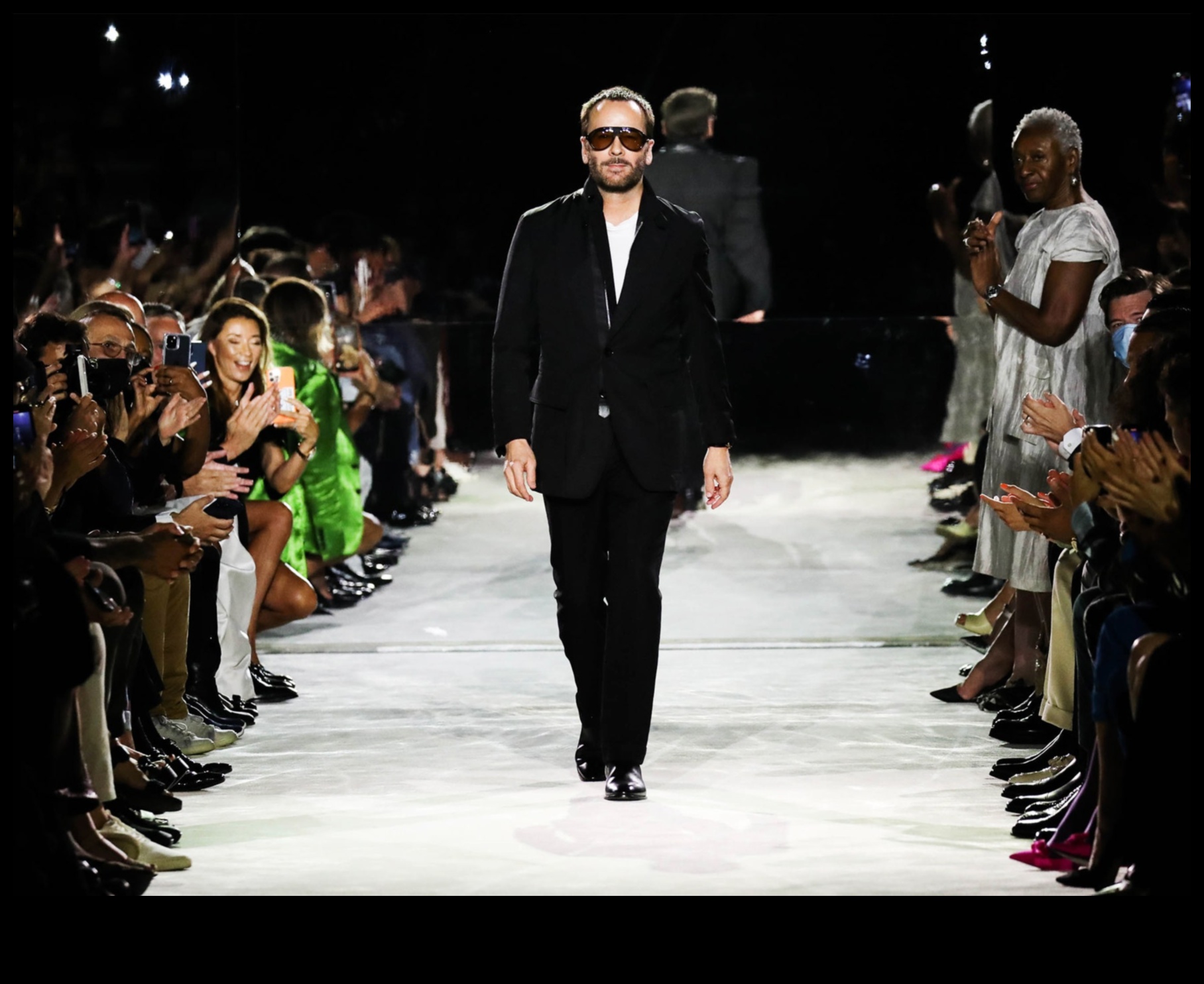 פאשן פורוורד: תלבושות מפורסמות מעצבות את נוף האופנה