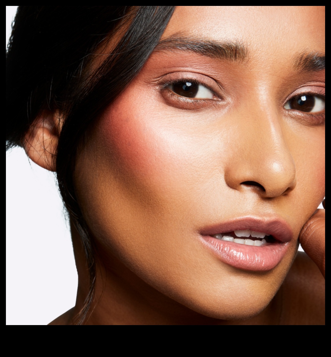 הדגשה והרמוניה סומק משיגים מראה לחי שהוא גם טבעי וגם מלוטש 5 היילייטר והרמוניה סומק: השגת מראה לחיים מגובש