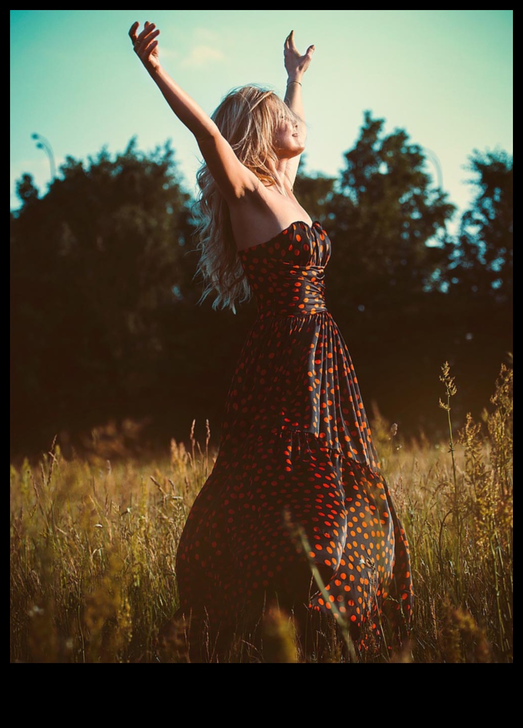 Sunset Splendor Summer Soiree Style for a Night of Elegance 3 Sunset Splendor: תלבושות קיץ אלגנטיות לגלאם לילי