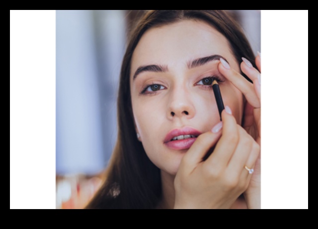 משולחן כתיבה לארוחת ערב: שינוי מראה האיפור הטבעי שלך לגלאם ערב