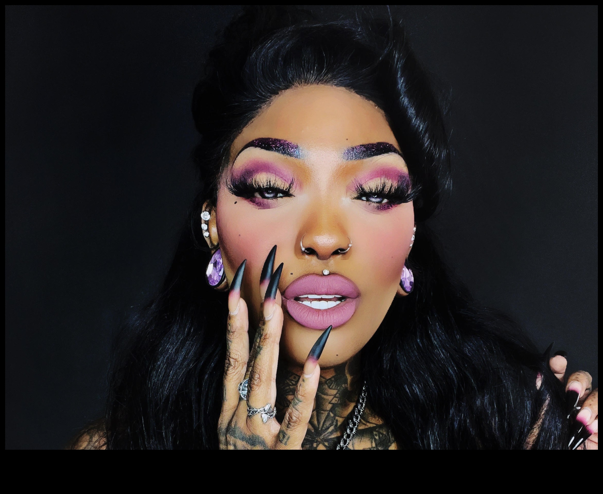 גלאם וגותיקה: מיזוג אסתטיקה אפלה עם סגנונות איפור זוהרים