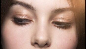 משולחן כתיבה לארוחת ערב: שינוי מראה האיפור הטבעי שלך לגלאם ערב