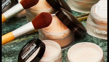 שלמות אבקה: כיצד לבחור את אבקת ההגדרה המתאימה לעור שלך